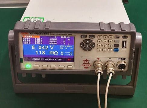 UMFASSENDER BATTERIETESTER